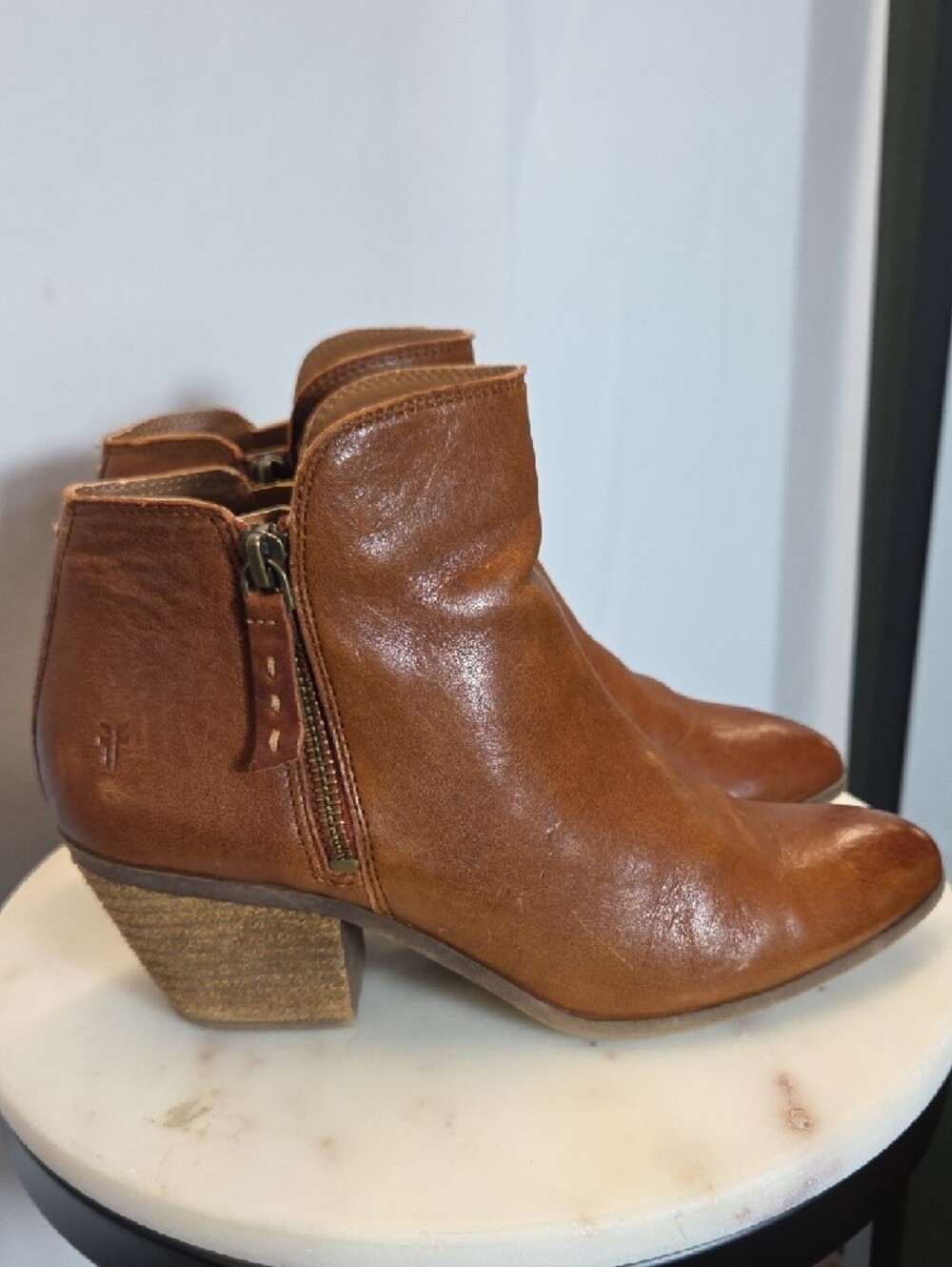 Frye Women's Tan Leather Ankle Booties with Side Zip Size 7 - Picture 3 of 7